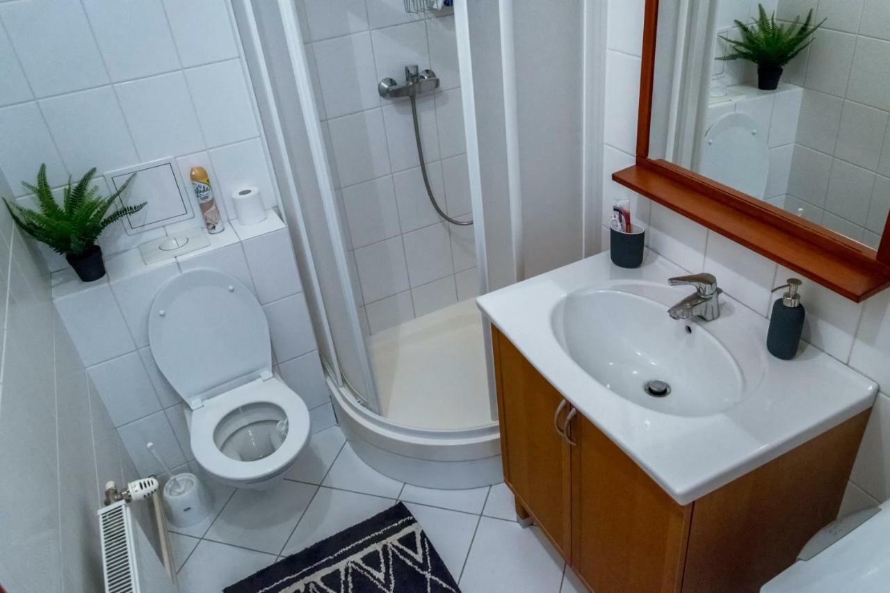 Pollock Apartment In Old Town Братислава Экстерьер фото