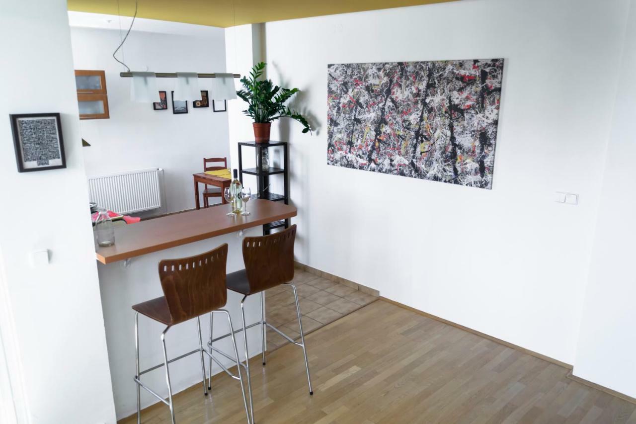 Pollock Apartment In Old Town Братислава Экстерьер фото