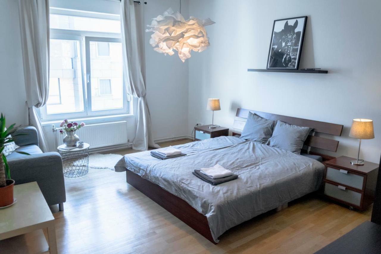 Pollock Apartment In Old Town Братислава Экстерьер фото